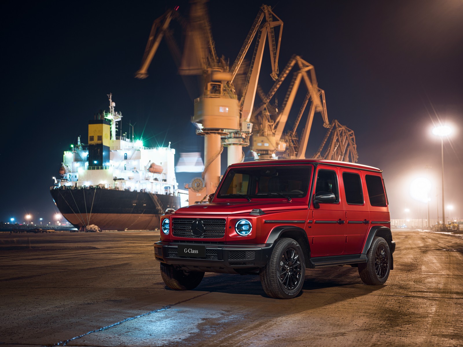 Suv vermelho árabe estacionado em frente a um grande navio à noite (mercedes benz g 500 blazing, mercedes benz g class, 2022, 5k, carros)