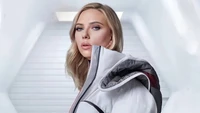 Scarlett Johansson in einer stilvollen weißen Jacke, vor einem modernen, minimalistischen Hintergrund.