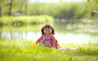 Menina alegre em uma paisagem vibrante de primavera