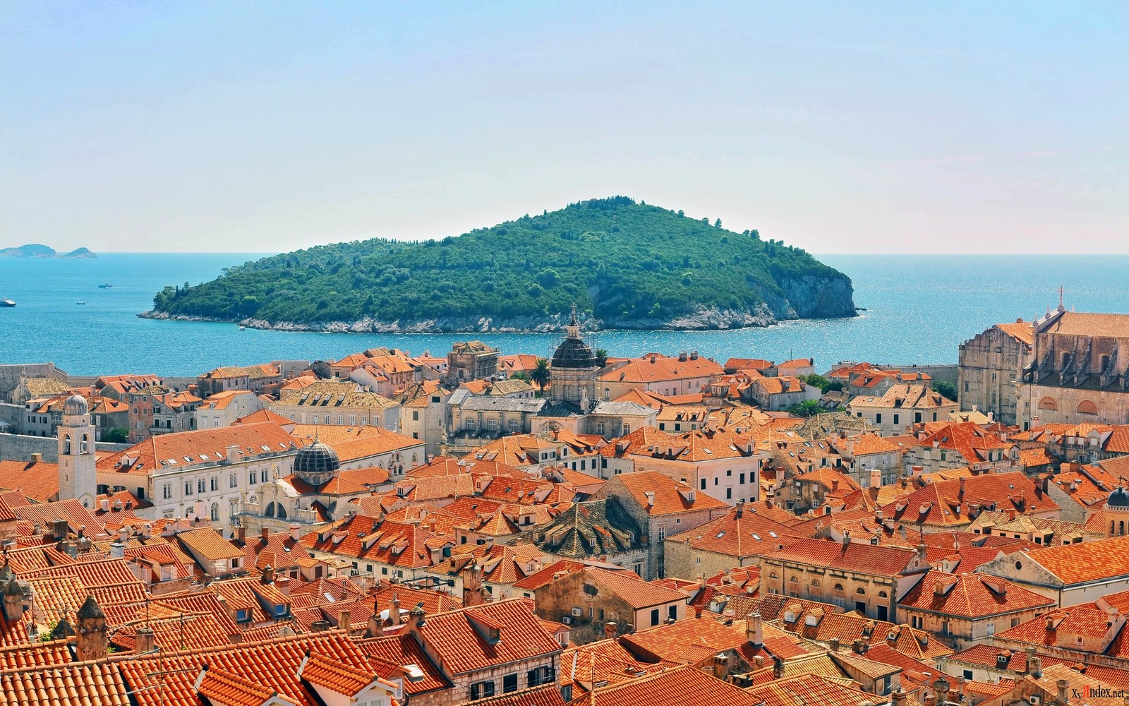 Uma vista de uma cidade com uma grande ilha ao fundo (dubrovnik, cidade, mar, costa, turismo)