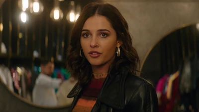 Naomi Scott als stilvolle Figur in einem lebhaften Bekleidungsgeschäft aus "Charlie's Angels".