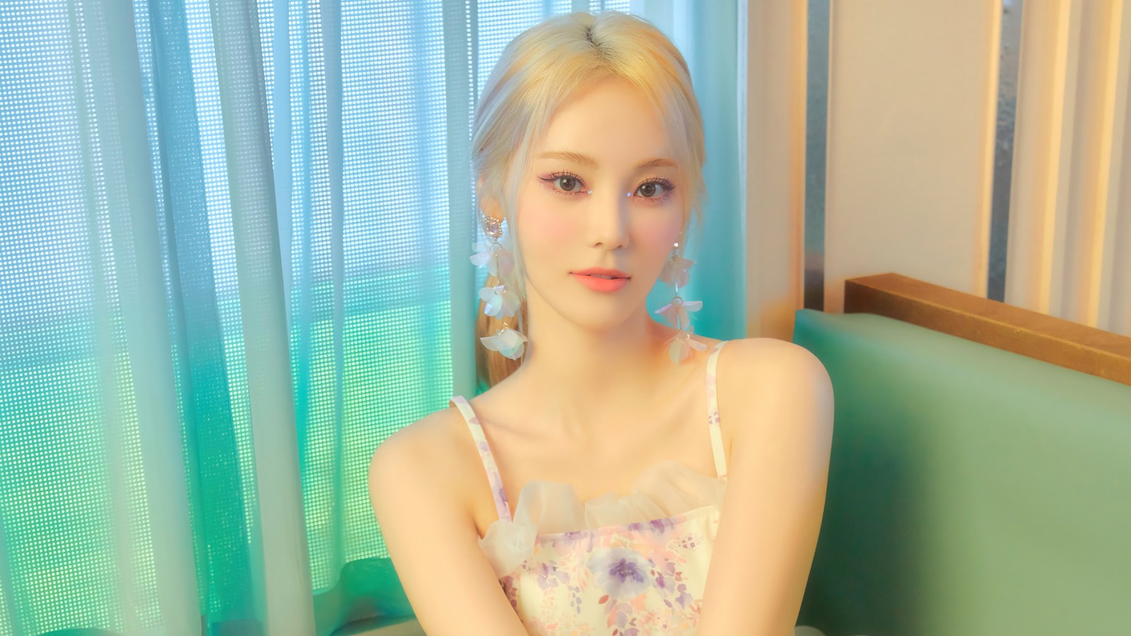 Jeune fille arabe assise sur un canapé vert en robe rose (loona, idole du mois, 이달의 소녀, kpop, coréen)