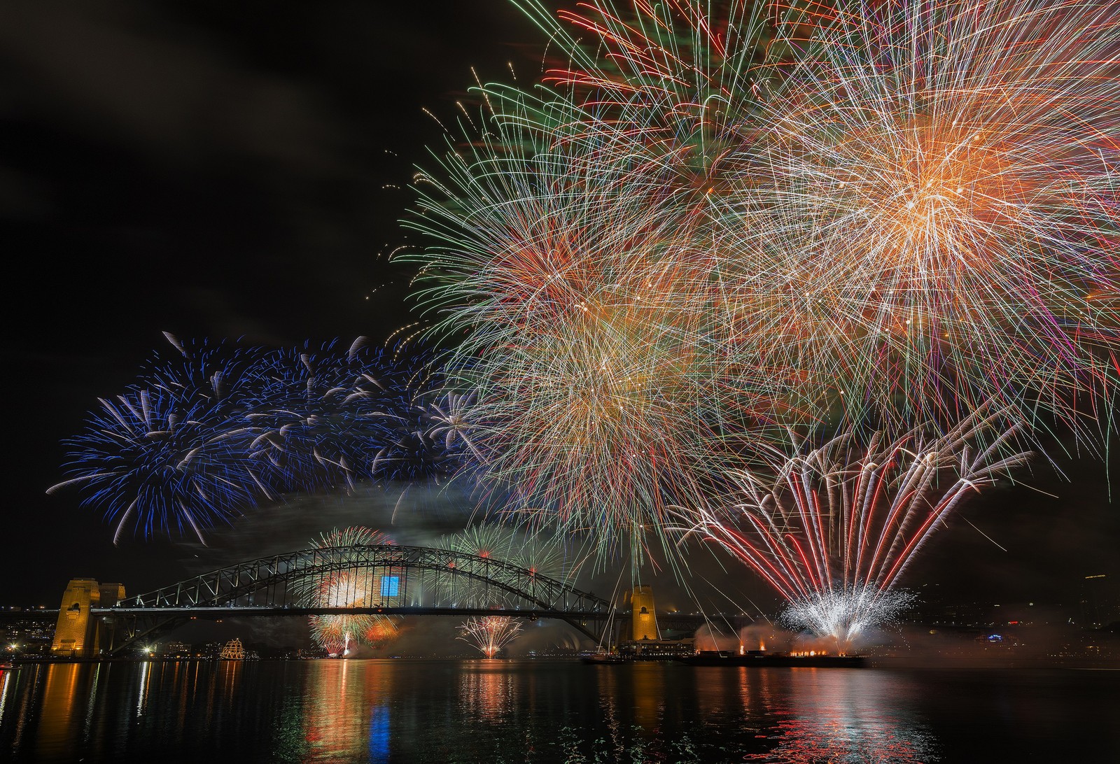 Feuerwerke leuchten über dem wasser und einer brücke (sydney harbour bridge, feuerwerk, ereignis, reflexion, festival)