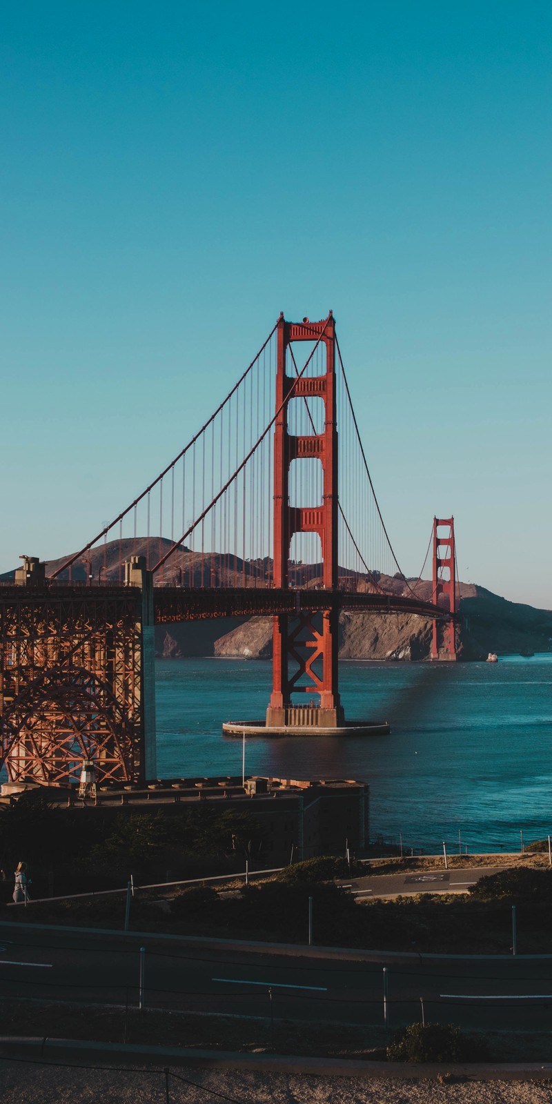 Вид сверху на мост с водоемом на заднем плане (мост золотые ворота, golden gate bridge, залив сан франциско, подвесной мост, бруклинский мост)