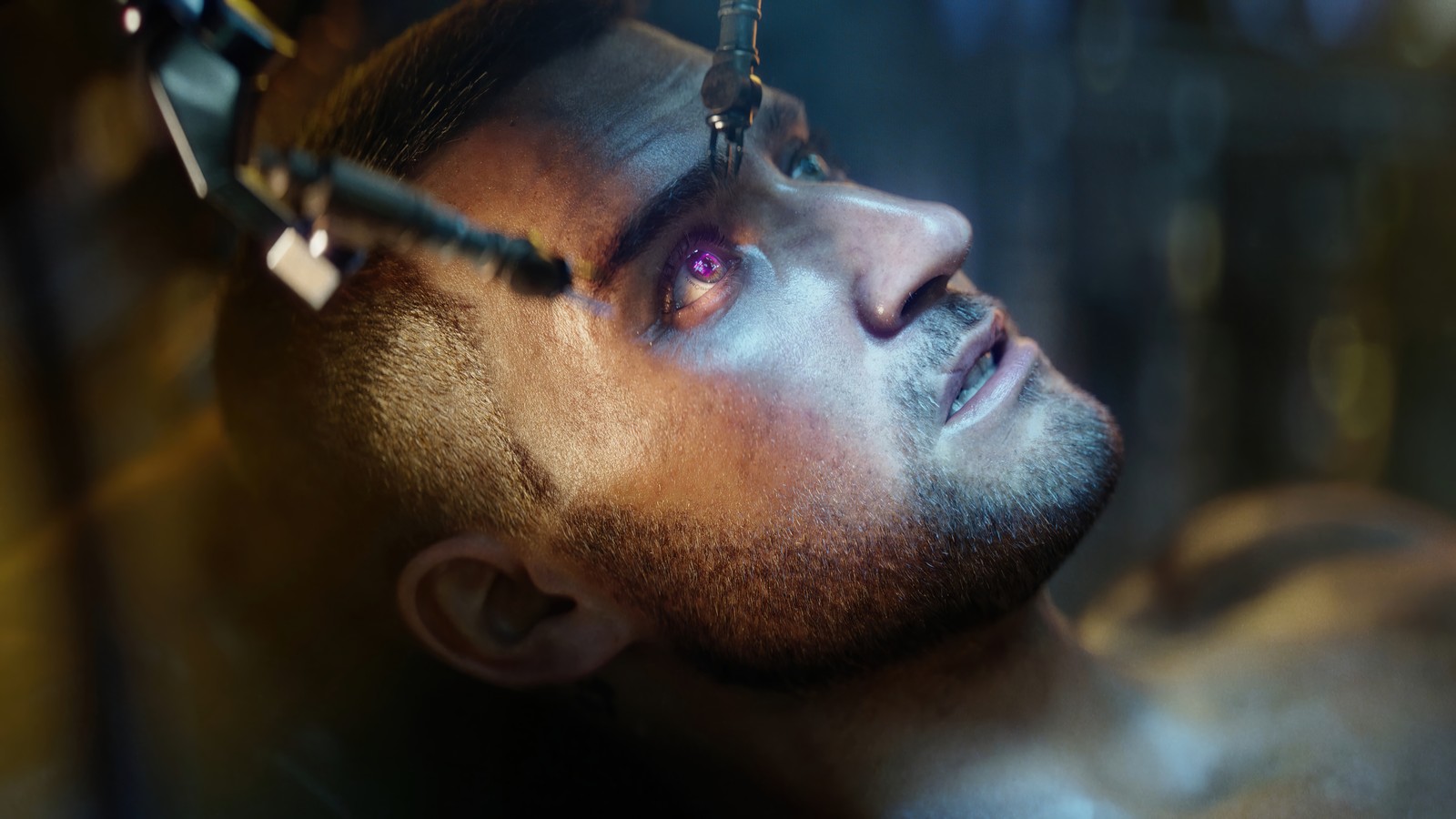 Un primer plano de un hombre con una cadena alrededor de la cabeza (cyberpunk 2077, videojuego, v)