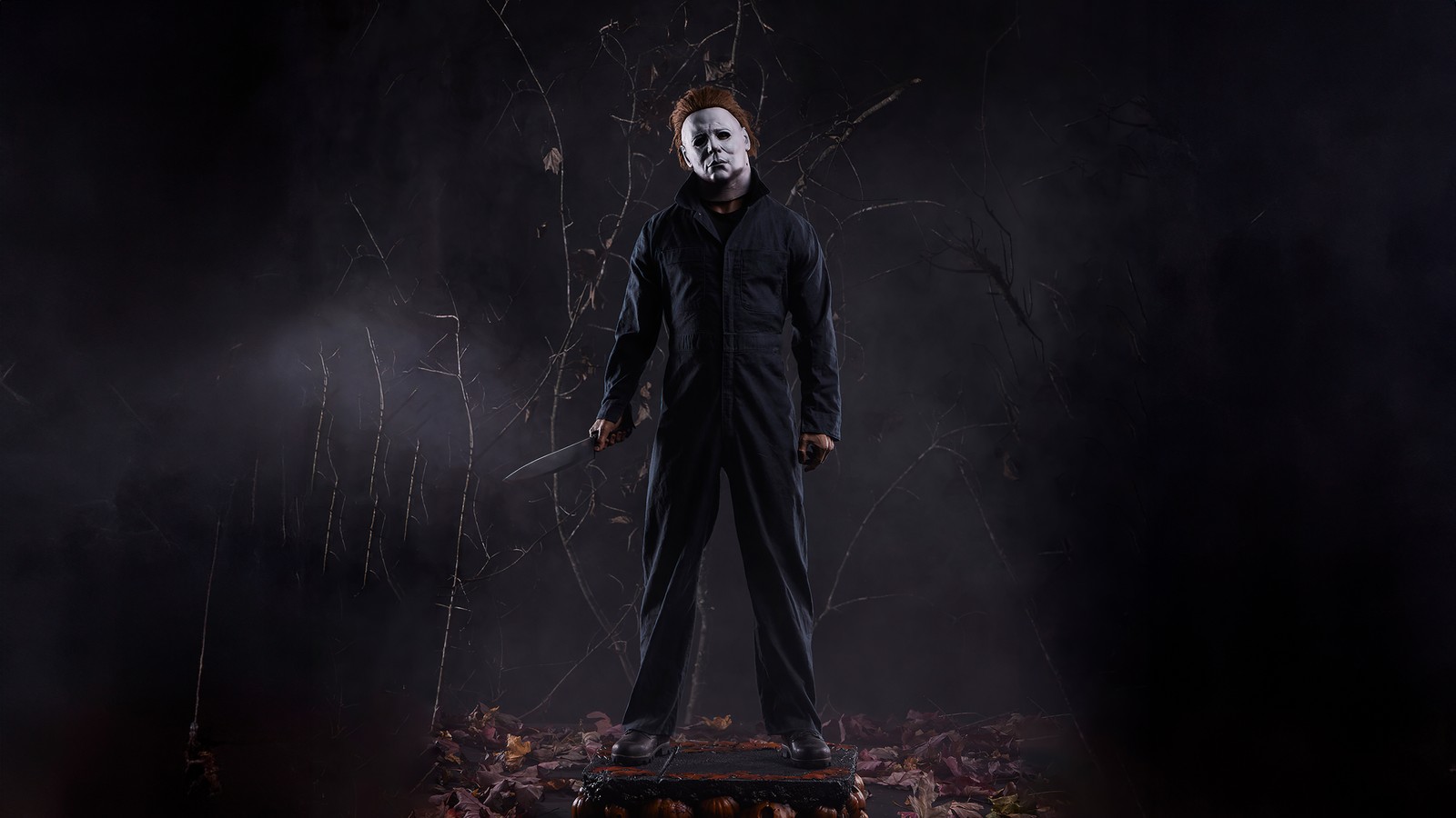 Un hombre con un traje negro de pie sobre un montón de hojas. (michael myers, noche de halloween, 5k, oscuro negro, películas)