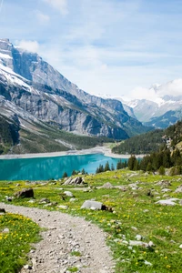 Paysage de montagne serein avec un lac glaciaire et une végétation luxuriante