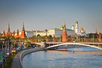 Paysage urbain de Moscou : Le Kremlin et la cathédrale Saint-Basile le Bienheureux le long de la rivière Moskva