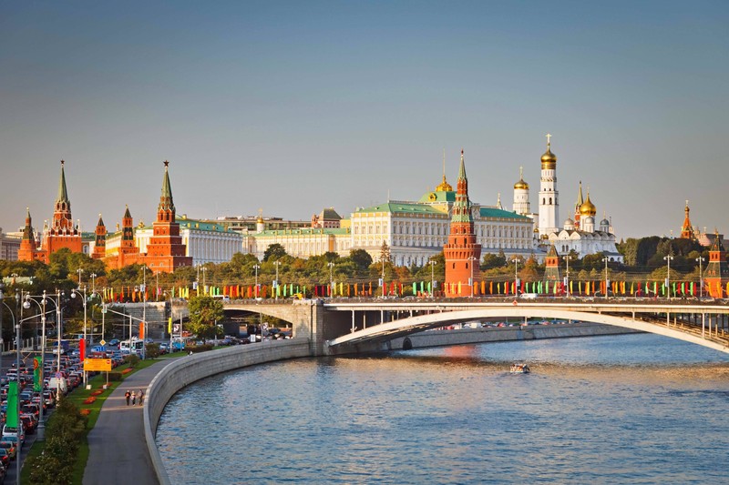 Арафед мост через реку с мостом на переднем плане (река москва, достопримечательность, город, московский кремль, туризм)