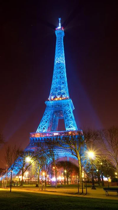 Torre Eiffel iluminada em um deslumbrante azul à noite