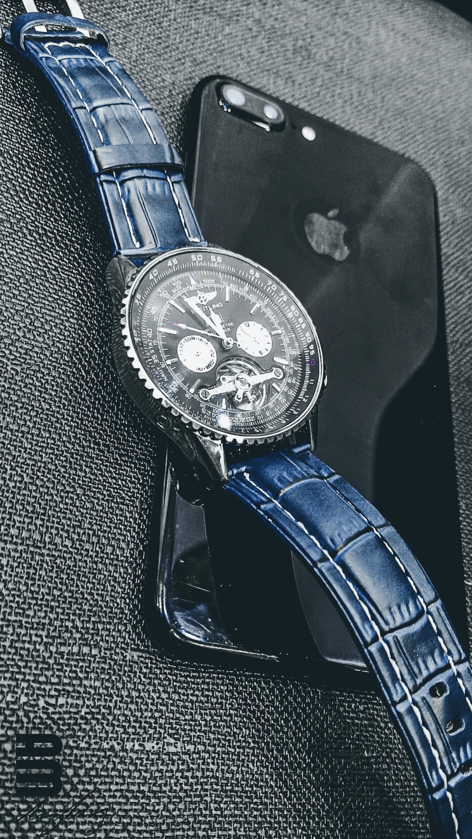 Un primer plano de un reloj en un teléfono celular con una correa azul (manzana, iphone, fondos de pantalla, reloj)