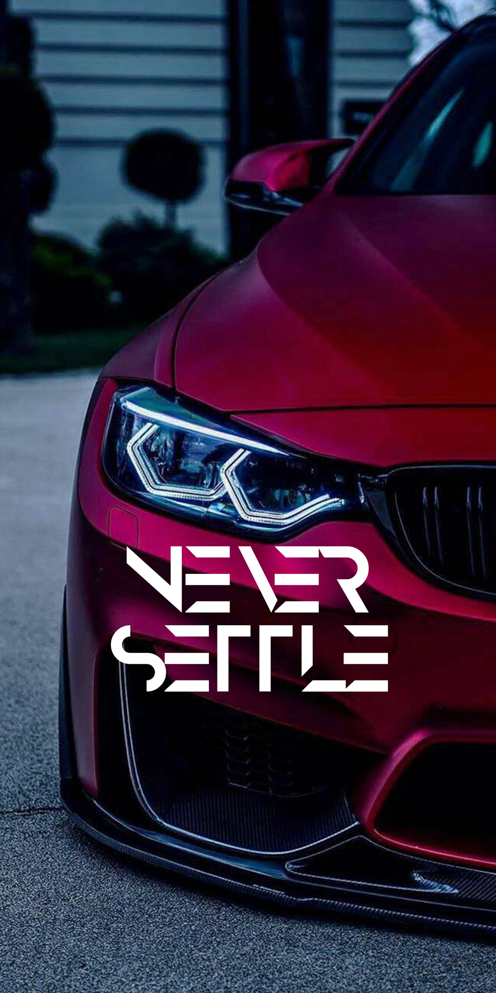 Un primer plano de un coche bmw rojo con las palabras nunca te conformes (coches, iphone, logotipo, nunca te conformes, oneplus)