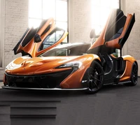 Atemberaubender McLaren P1 mit ikonischen Flügeltüren in modernem Umfeld