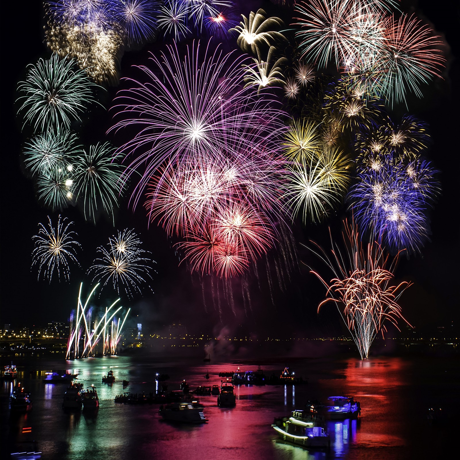 Téléchargez le fond d'écran bateau, feux dartifice, nuit, flueve