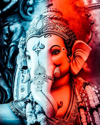 Ídolo vibrante de Ganesha con detalles intrincados y adornos florales