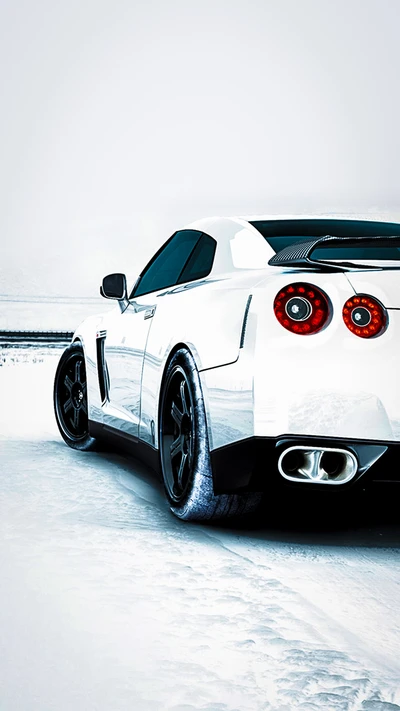 Nissan GTR blanc élégant dans un paysage enneigé