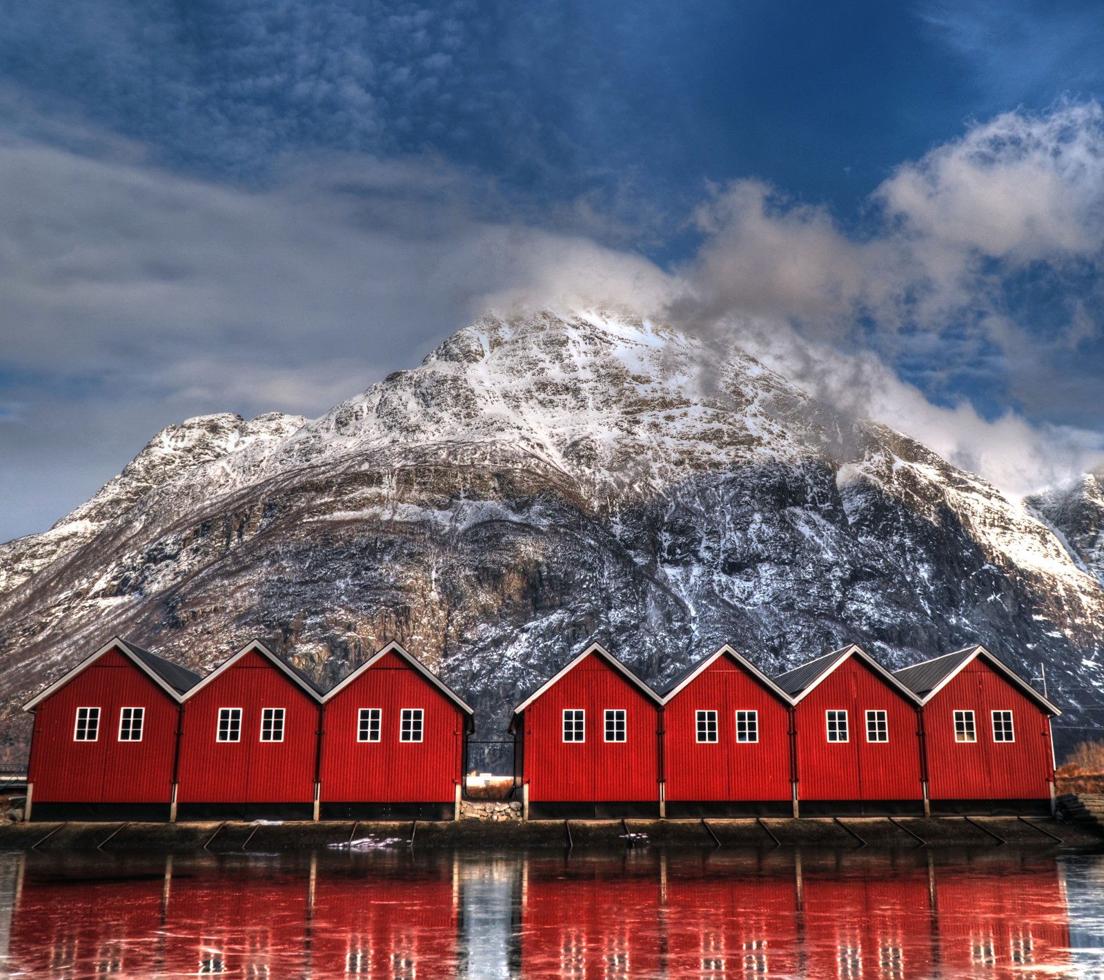 As montanhas se refletem na água de um lago com casas vermelhas (casa de barco, nuvens, hdr, montanha, natureza)