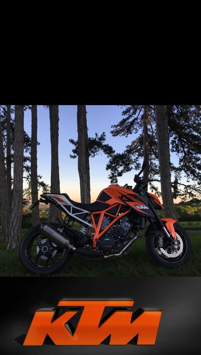 Motocicleta KTM na natureza com o logotipo exibido