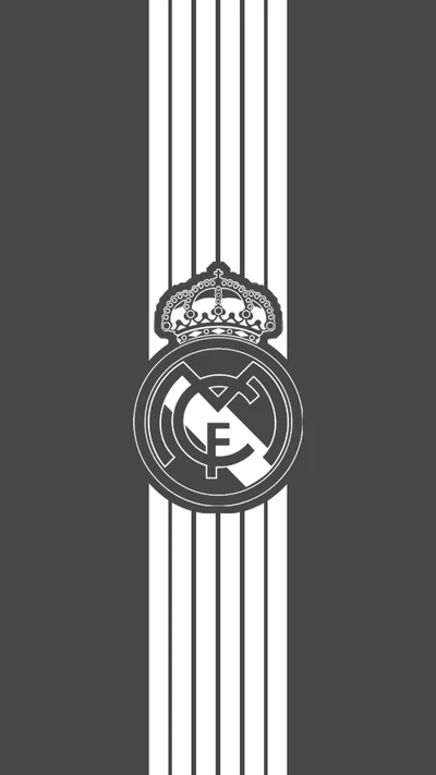 Escudo del Real Madrid sobre un fondo rayado