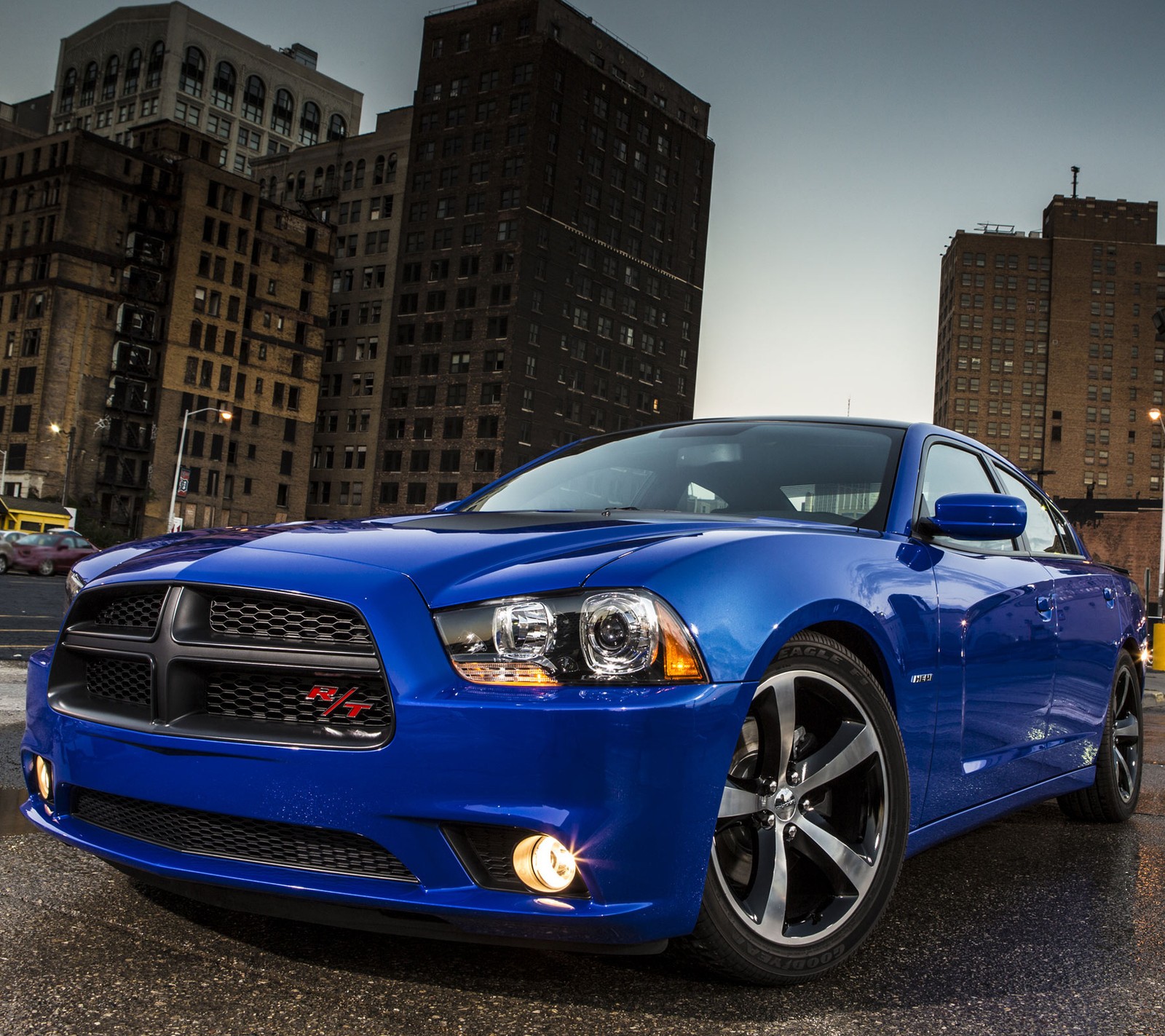 Gros plan d'une dodge charger bleue garée dans un parking (chargeur, dodge, rt)