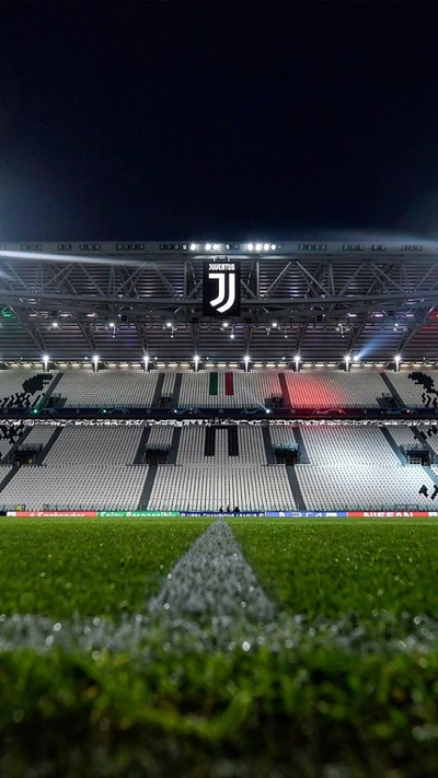 Stade de la Juventus la nuit : Un aperçu de l'anticipation et de l'esprit d'équipe