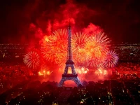 Espectacular exhibición de fuegos artificiales sobre la Torre Eiffel por la noche