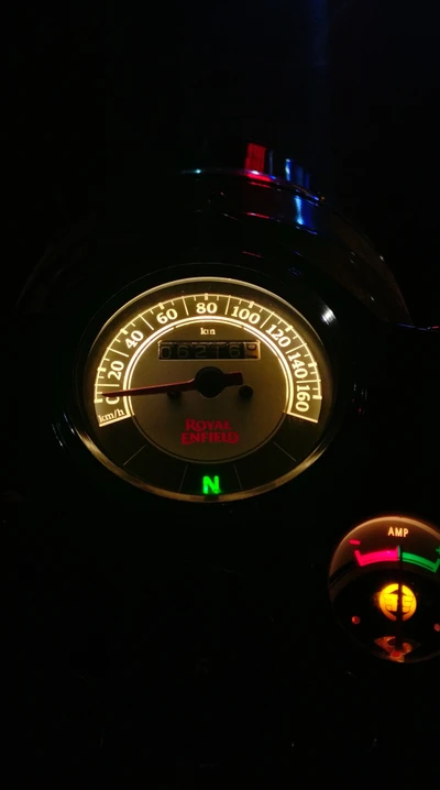 Velocímetro iluminado da Royal Enfield à noite