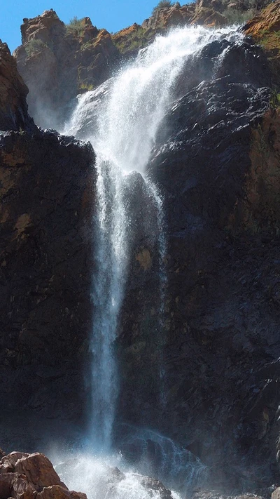 Majestuosa cascada que cae por acantilados rocosos