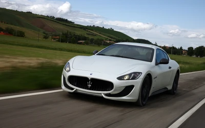 Maserati GranTurismo: Иконический спортивный автомобиль на живописной дороге