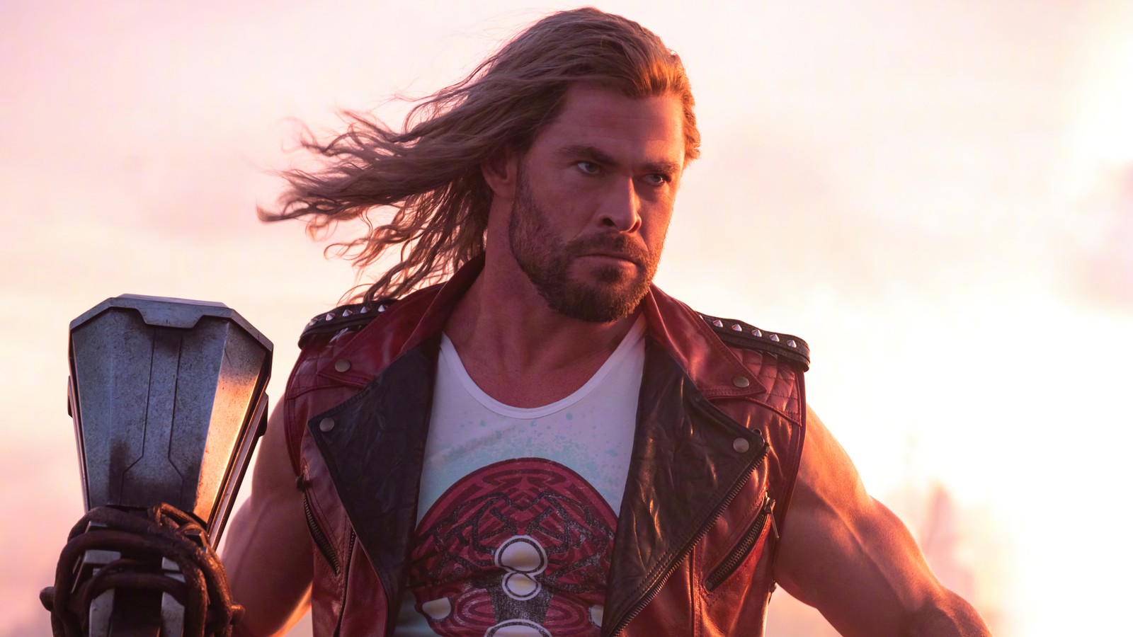 Ein arabischer mann mit langen haaren und einer lederweste hält einen mixer (sturmbrecher, thor liebe und donner, thor love and thunder, film, 2022)