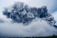 Vulkanische Eruption: Kumuluswolken und Rauch steigen in die Atmosphäre auf