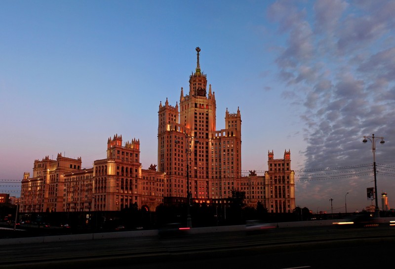 Здание с часовой башней в центре города (москва, здание, небоскреб, горизонт, город)