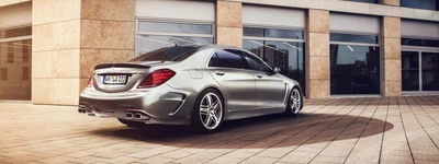 Elegantes silbernes Mercedes-Benz S-Klasse mit Brabus-Leichtmetallrädern in urbaner Umgebung