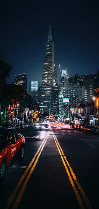 Paisaje urbano nocturno con rascacielos y coches