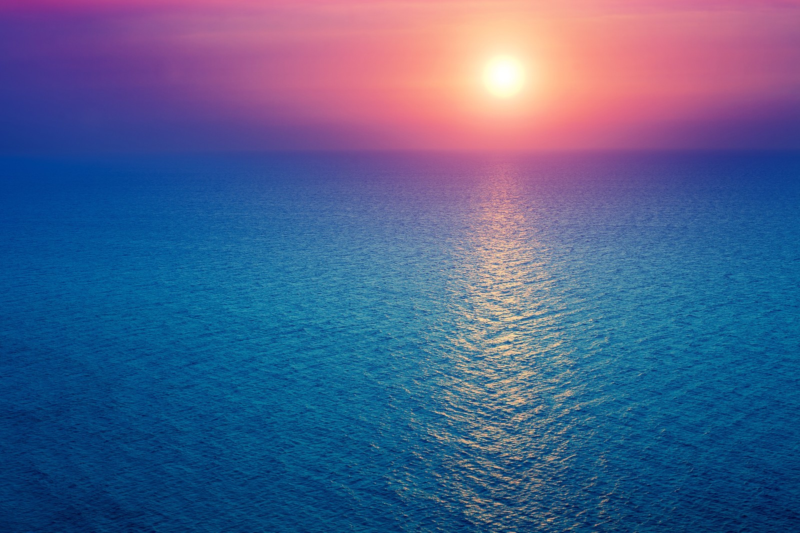 Una vista del sol poniéndose sobre el océano con un bote en el agua (amanecer, paisaje marino, horizonte, océano, cielo rosa)