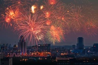 Fogos de artifício vibrantes iluminando o horizonte de Ecaterimburgo à noite