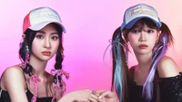 Foto conceptual de LE SSERAFIM: Yunjin y Chaewon con sombreros de moda y peinados juguetones