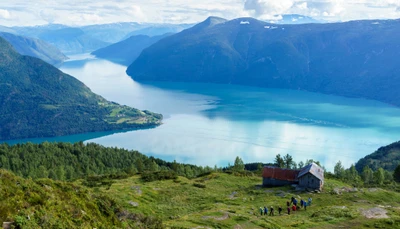 Vista escénica de las tierras altas con vista a un lago glacial y la naturaleza salvaje