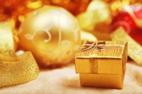 Presente de Natal dourado cercado por decoração festiva