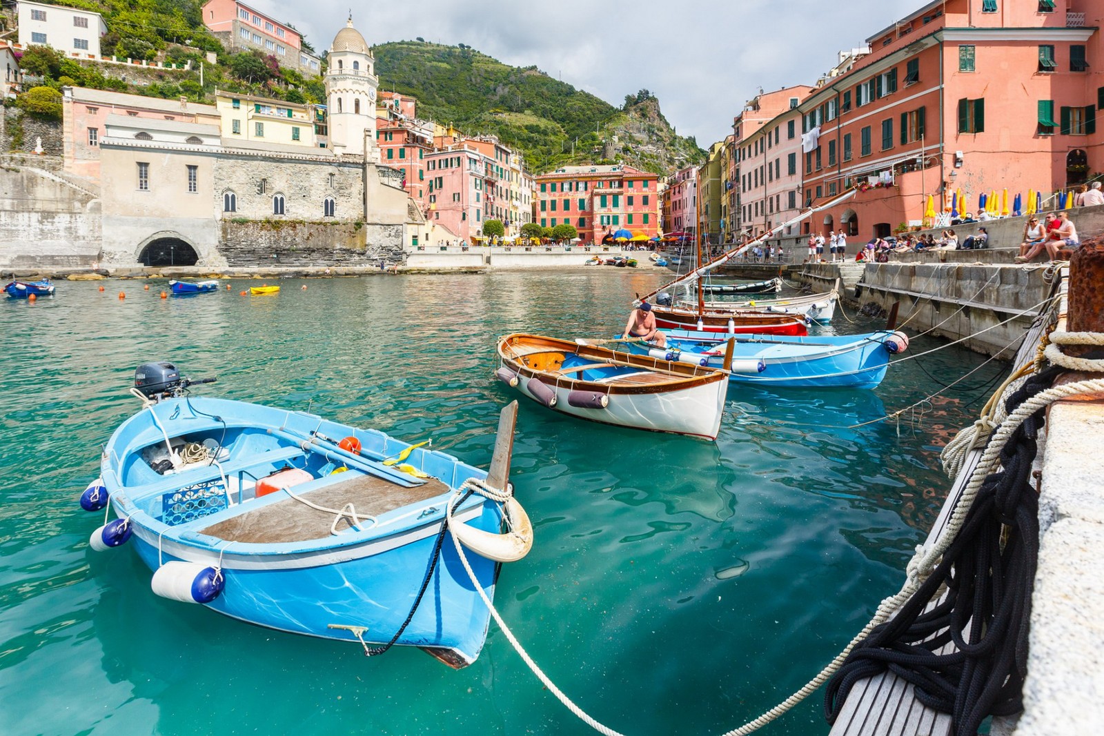 Boote liegen im wasser in der nähe einer stadt mit gebäuden (vernazza, wassertransport, wasser, boot, wasserstraße)