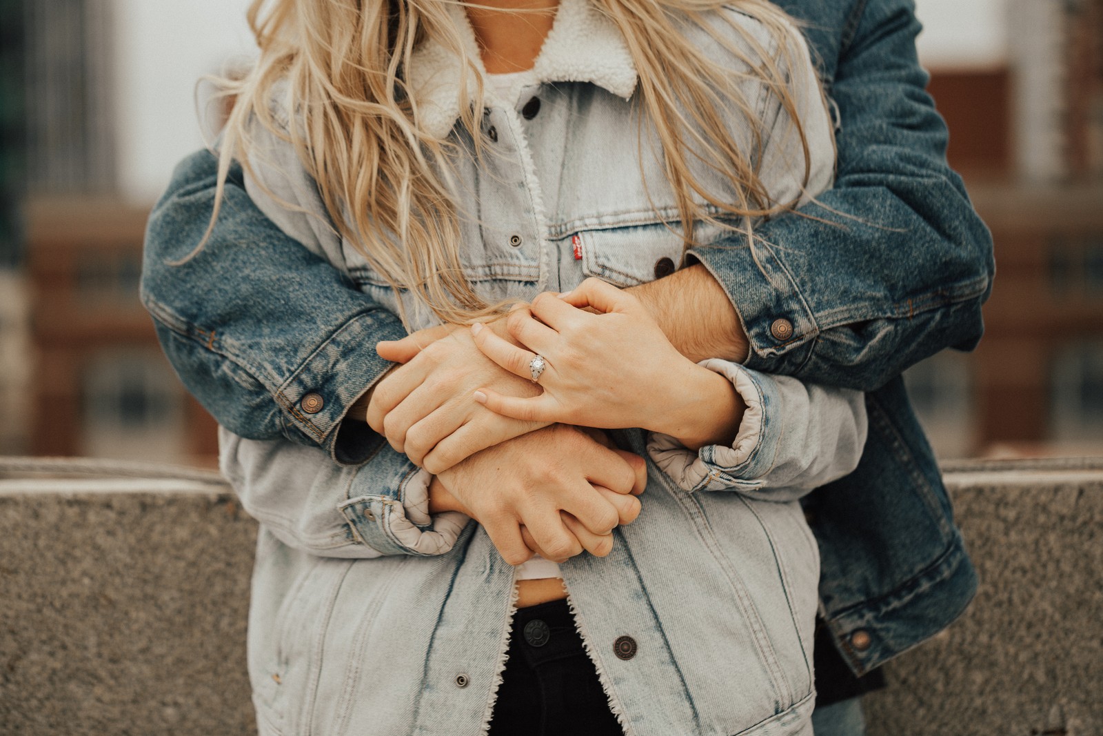 Un gros plan d'une femme aux cheveux longs et à la veste en jean (câlin, couple, denim, jeans, mode de rue)