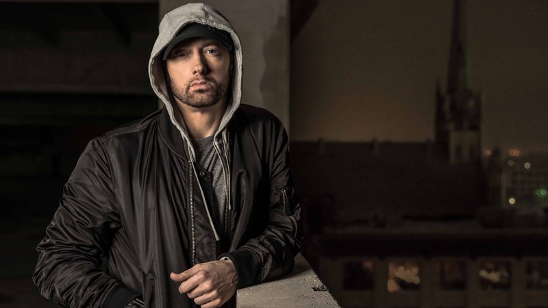 Араб в черной куртке и худи стоит на карнизе (эминем, eminem, рэпер, растительность на лице, музыкальная индустрия)