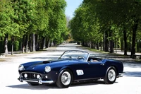 Clássico Ferrari 250 GT Lusso Conversível em um cenário verde luxuriante