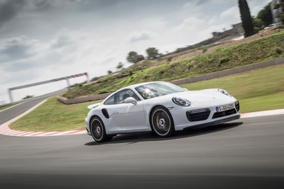 Porsche 911 Turbo S 2017 en mouvement dynamique sur une piste de course.