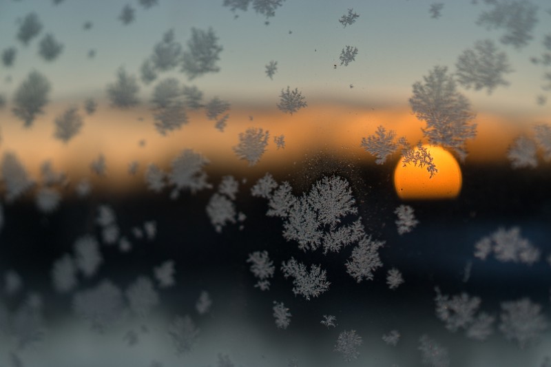 Arafed image of a sunset through a frosty window (cloud, atmosphere, morning, sunrise, sunlight)