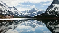 Reflexão tranquila das montanhas cobertas de neve no Lago Two Medicine