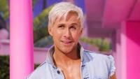 Ryan Gosling como Ken no vibrante mundo de Barbie 2023.