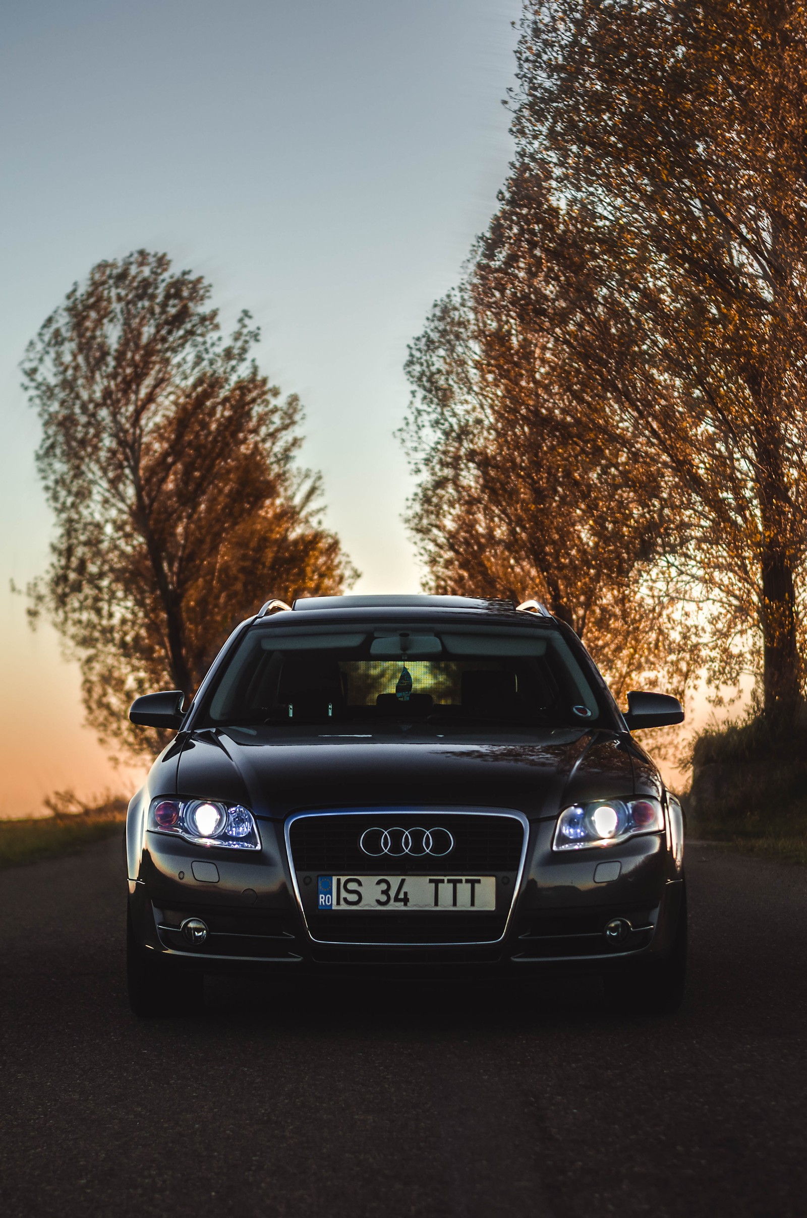 Un suv negro conduciendo por un camino con árboles de fondo (audi q7, audi, coche, audi 100, farol)