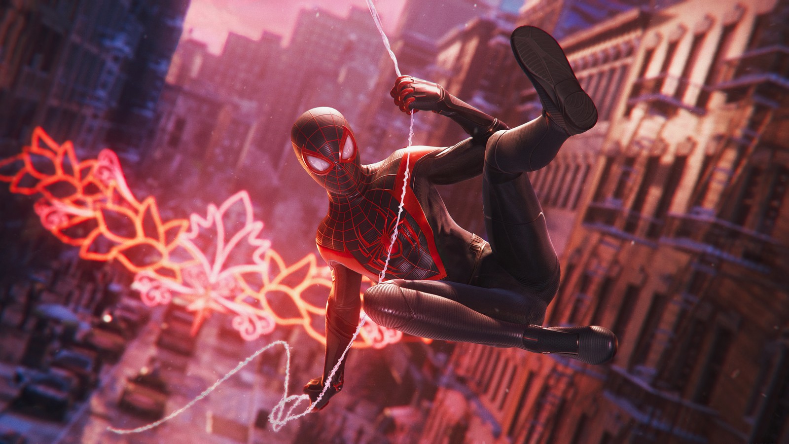 Spider-man dans un costume rouge suspendu au-dessus d'une ville (spider man miles morales, nbsp video game, balançoire web)