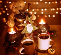 Cena de Natal aconchegante com velas, café e um urso de pelúcia